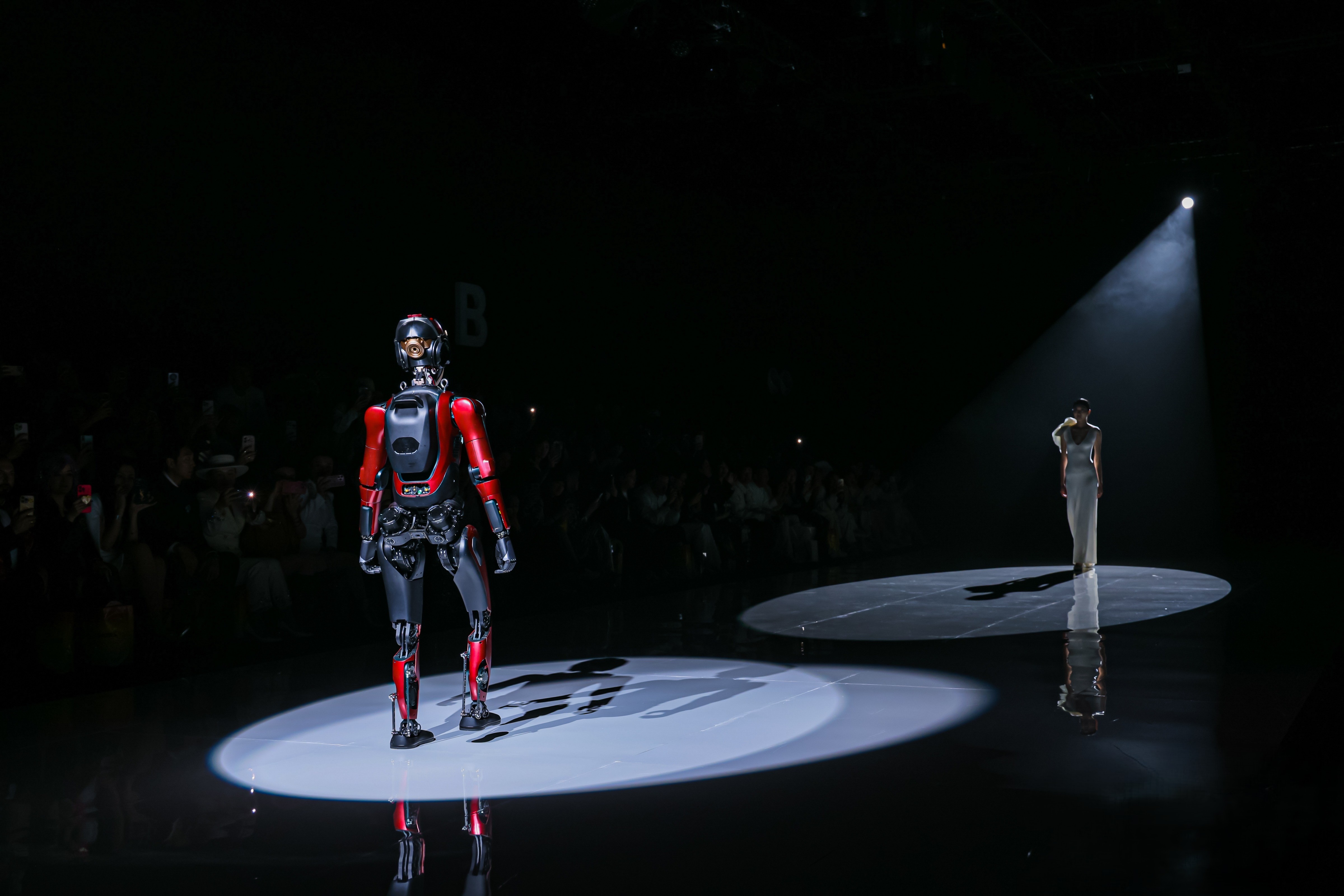 夏澜参加时尚走秀