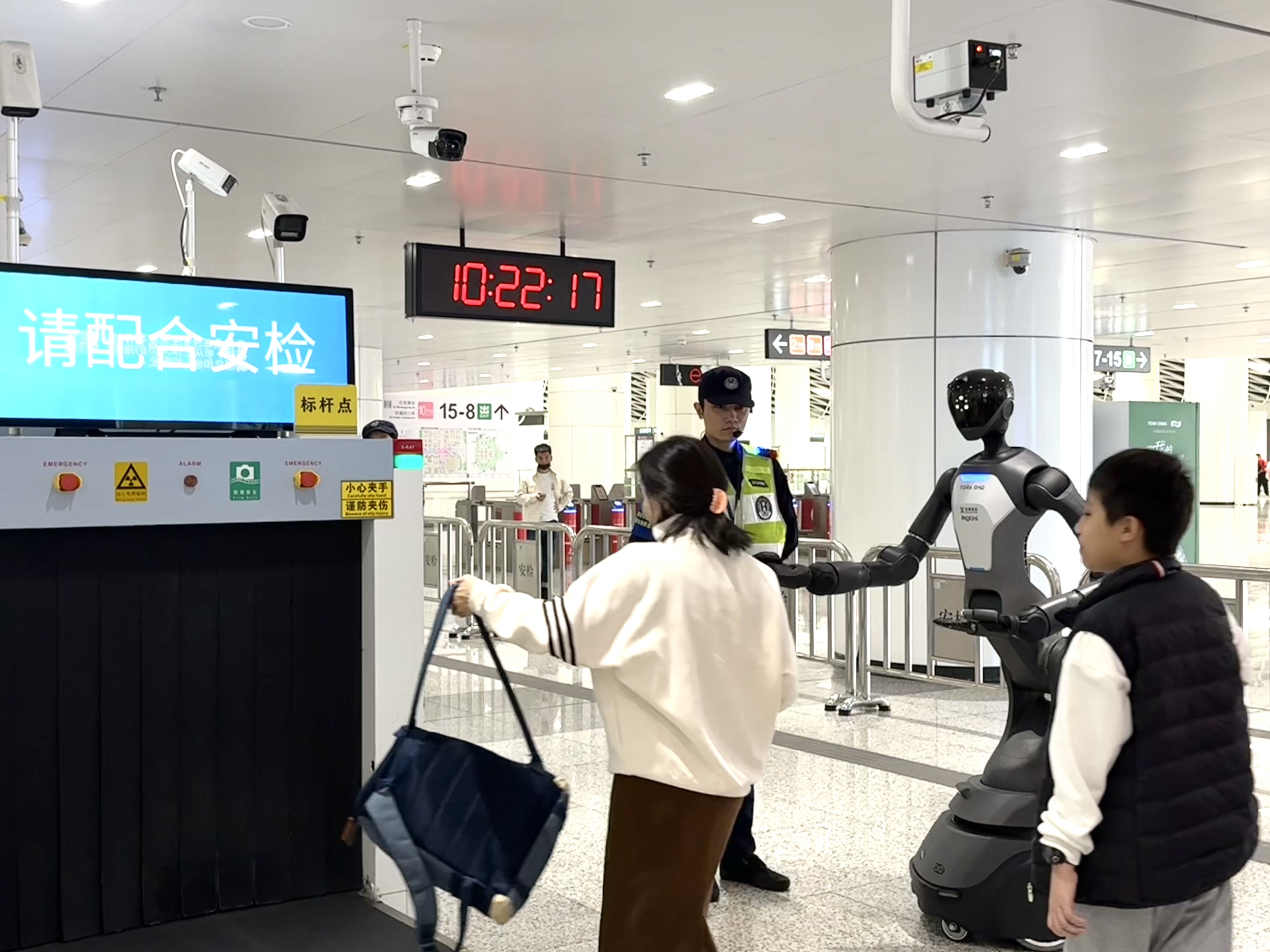 多维触觉人形机器人助力地铁安检