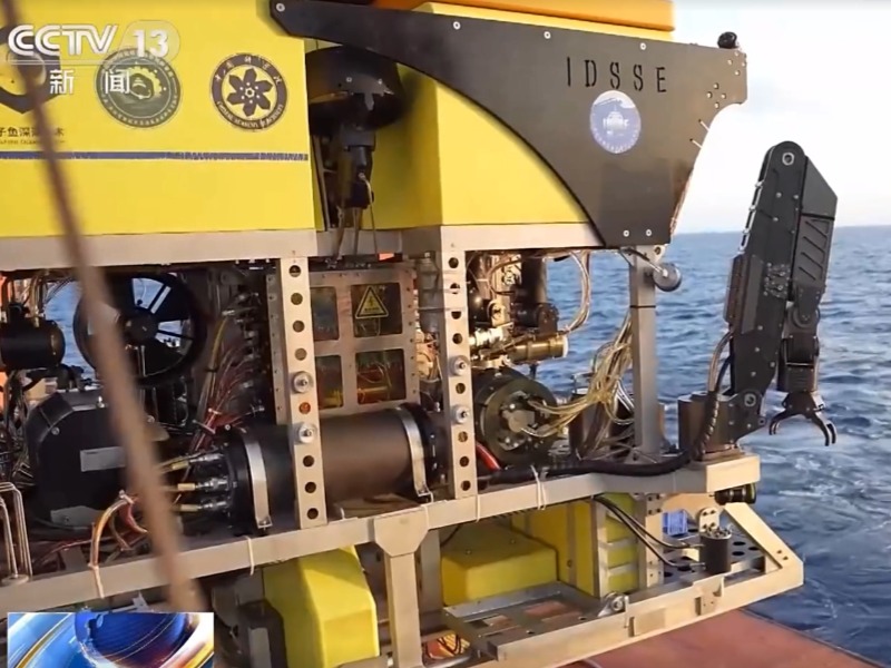 机械臂搭载“深海多功能移动作业系统”深入海底